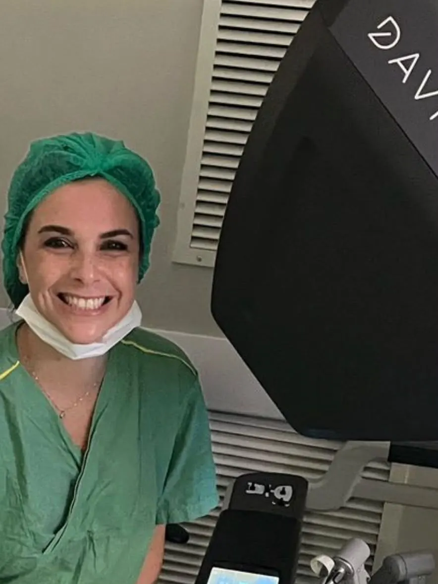 Dra. Bibiana Manna ao lado do console da plataforma robótica Da Vinci