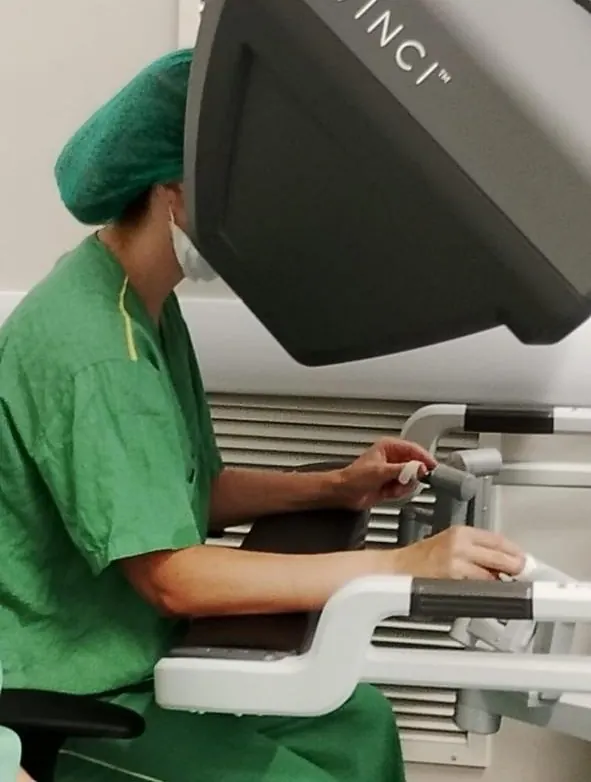 Dra. Bibiana Manna operando no console da plataforma robótica Da Vinci