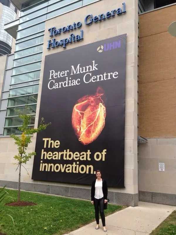 Dra. Bibiana Manna em frente ao Toronto General Hospital, no Canadá